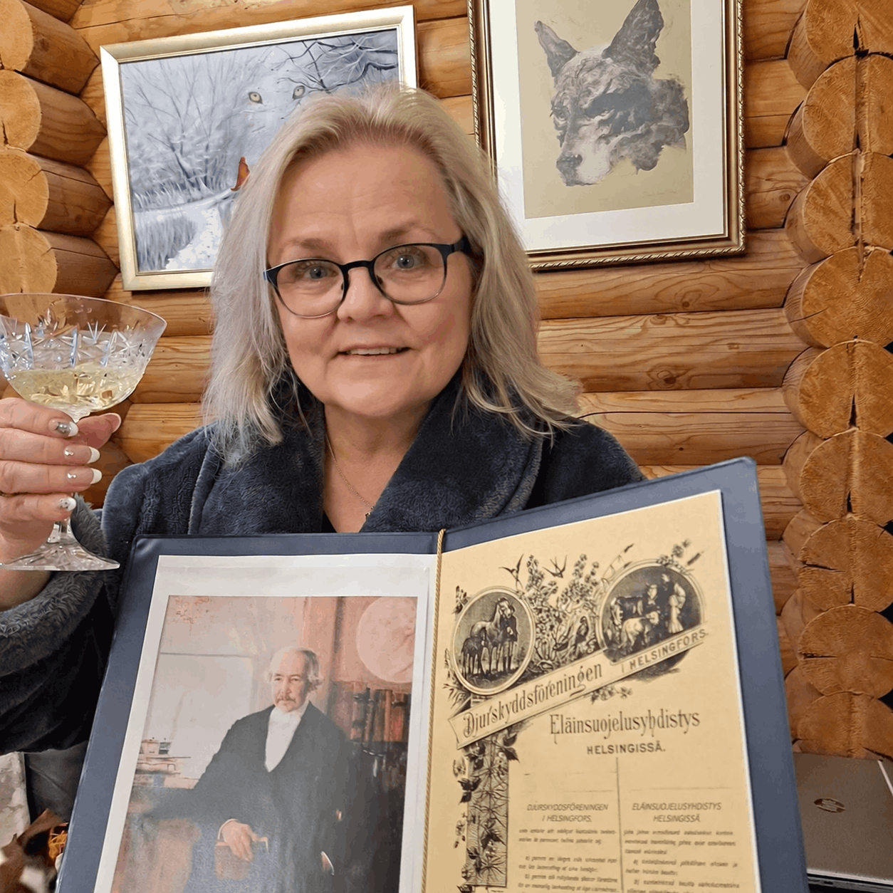 Carina celebrating after receiving the Zacharias Topelius Animal Welfare Award from HESY in 2021. The award recognised her work to improve the treatment of bears injured in traps intended for small predators.